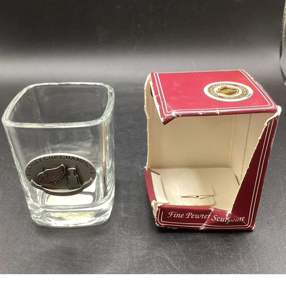 Vtg 1997 Detroit‎ Red Wings Shot Glass w/ Pewter Emblem-NIB-Barware